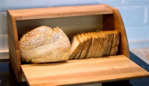 how does a bread box work